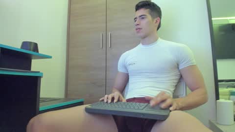Snapshot of alexander__lips chatting on January 31, 12:50 am alexander__lips online show from January 31, 12:50 am