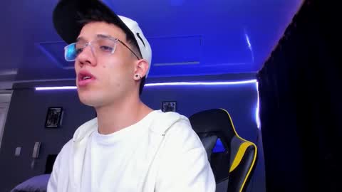 alexgiraldo__ online show from November 7, 12:07 pm