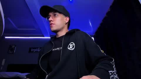 alexgiraldo__ online show from November 3, 11:22 am