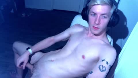 Snapshot of alexxxmic chatting on February 9, 8:21 am Alexxxmic online show from February 9, 8:21 am