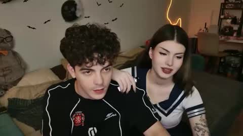 Snapshot of alice118james chatting on October 18, 8:24 pm alice and james online show from October 18, 8:24 pm