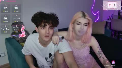 Snapshot of alice118james chatting on September 28, 9:40 am alice and james online show from September 28, 9:40 am