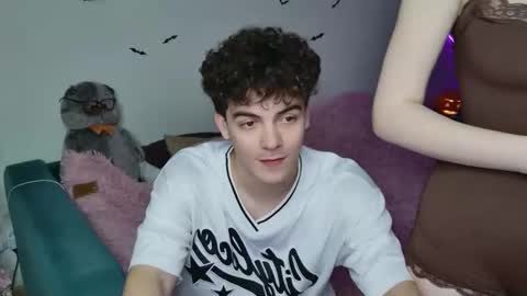 Snapshot of alice118james chatting on October 15, 6:09 pm alice and james online show from October 15, 6:09 pm