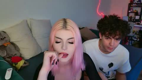 Snapshot of alice118james chatting on September 16, 6:33 pm alice and james online show from September 16, 6:33 pm