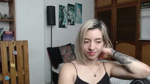 alicee_logan_ online show from April 20, 3:42 am