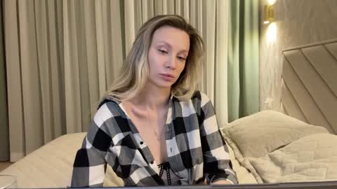 Snapshot of alicewonders_ chatting on January 18, 10:39 pm Alice online show from January 18, 10:39 pm