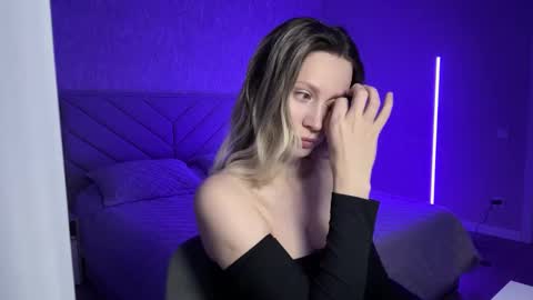 Snapshot of alicewonders_ chatting on February 13, 11:37 pm Alice online show from February 13, 11:37 pm