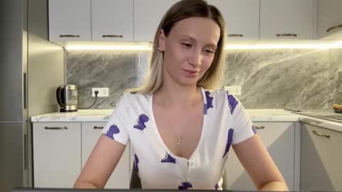 Snapshot of alicewonders_ chatting on March 6, 10:09 am Alice online show from March 6, 10:09 am