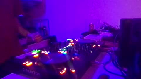 Snapshot of alien8720 chatting on February 8, 12:06 am busco rockera online show from February 8, 12:06 am