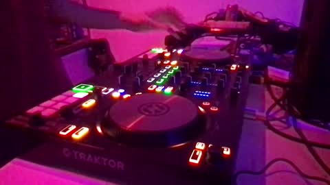 Snapshot of alien8720 chatting on February 9, 12:49 am busco rockera online show from February 9, 12:49 am