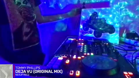 Snapshot of alien8720 chatting on October 16, 6:29 pm busco rockera online show from October 16, 6:29 pm