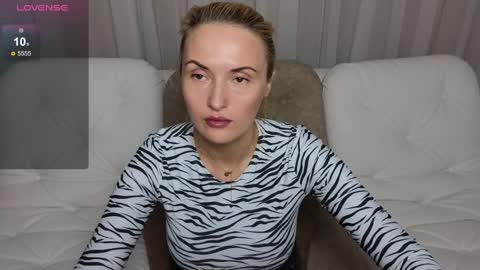Snapshot of alisssarose chatting on December 5, 4:39 pm alisssarose online show from December 5, 4:39 pm