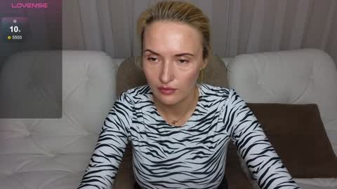 Snapshot of alisssarose chatting on December 5, 7:44 pm alisssarose online show from December 5, 7:44 pm