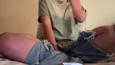 Snapshot of alliebearx chatting on September 28, 3:37 am alliebearx online show from September 28, 3:37 am