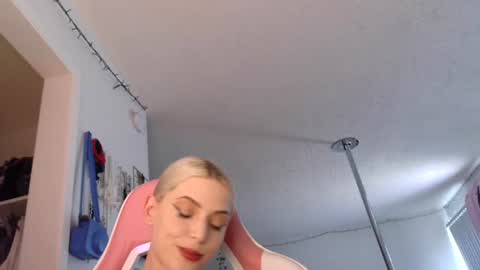 Snapshot of allyoursss1212 chatting on September 19, 7:28 pm Ally Girl In Her Ally World online show from September 19, 7:28 pm