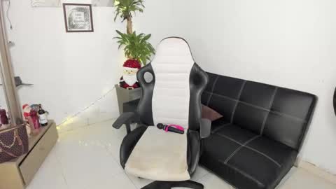 allyssann online show from December 3, 2:01 am