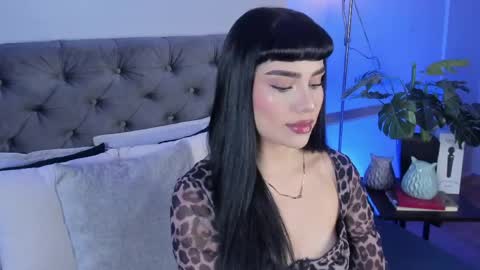 Mia online show from May 13, 1:32 pm