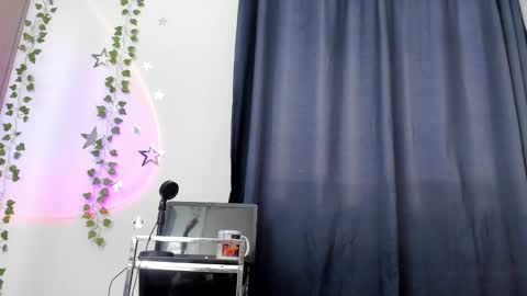 Snapshot of alyxroses chatting on February 6, 10:53 pm    online show from February 6, 10:53 pm