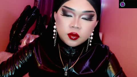 Queen Mireska online show from May 10, 5:30 pm