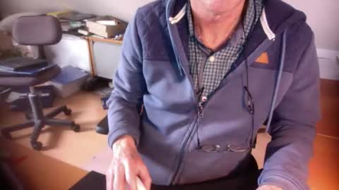 Snapshot of amor2200 chatting on October 7, 8:10 am Amor2200 online show from October 7, 8:10 am