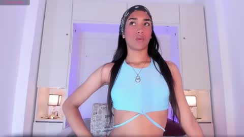 anaacollins_ online show from October 6, 11:39 am