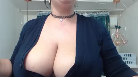 Snapshot of andrahart_ chatting on February 23, 1:53 pm AndraHart  online show from February 23, 1:53 pm