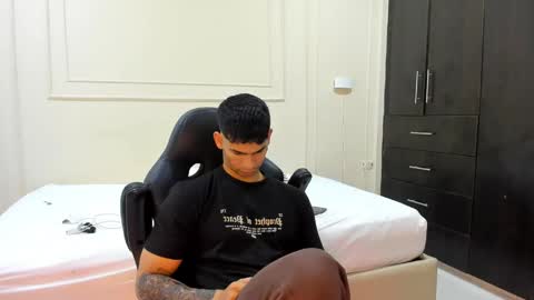 andres_stud online show from April 16, 3:39 am