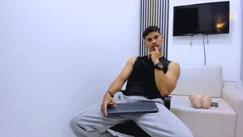 andres_stud online show from February 7, 5:21 am