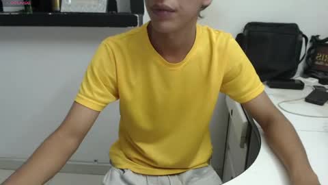 andrescoll25 online show from March 21, 1:55 am