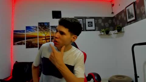 andrew_2811 online show from November 18, 4:04 am