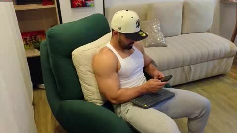 Snapshot of andrewfame chatting on October 23, 2:35 am Andrew online show from October 23, 2:35 am