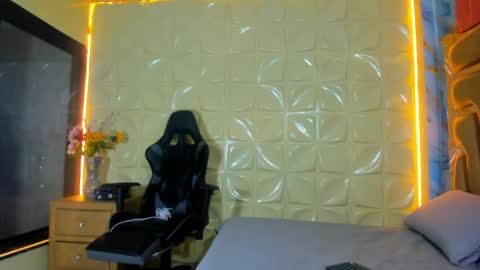 andy femboy  online show from March 31, 6:41 pm