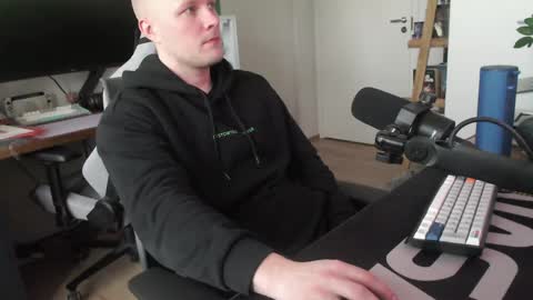 andycandy1994 online show from April 2, 1:07 pm