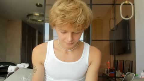 angel_andreww online show from April 25, 9:44 am