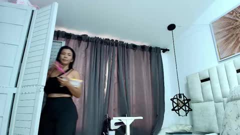 Nicolle  online show from November 21, 11:08 am