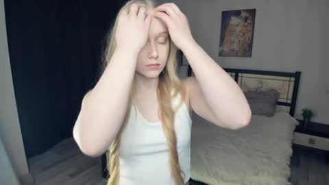 Violet online show from April 3, 7:54 pm