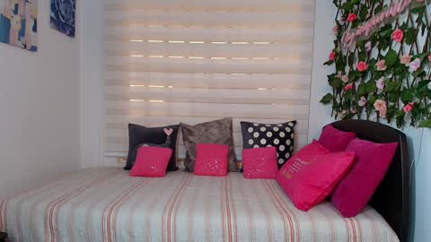 laura  online show from February 16, 3:21 pm