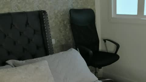 anika_h online show from June 5, 12:21 pm