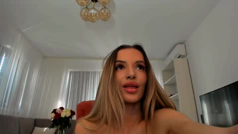 annaise  online show from April 12, 9:35 am