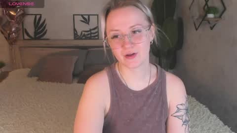 Joyce Howard online show from March 27, 2:28 am