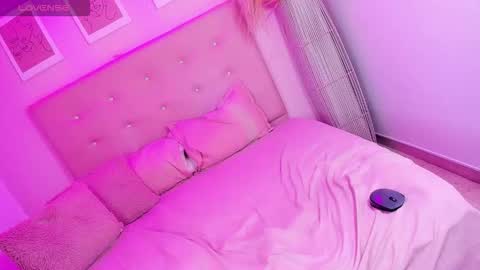 annie_dolce_ online show from February 15, 7:51 am