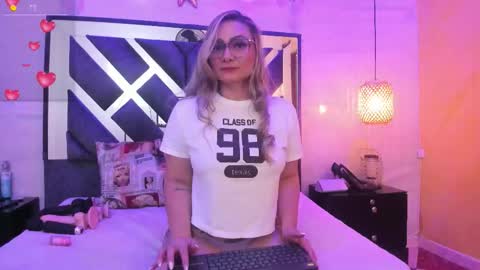 annie_vega17 online show from February 8, 3:15 pm