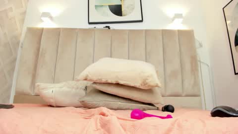 Annie Queen online show from February 13, 4:05 am