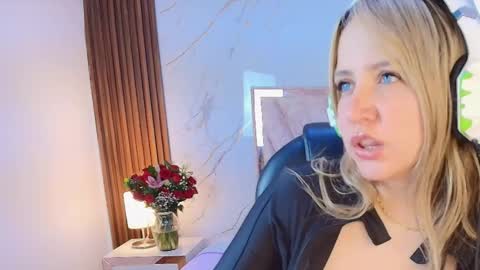 My name is Andrea  thumb up me please its important online show from February 20, 10:23 pm