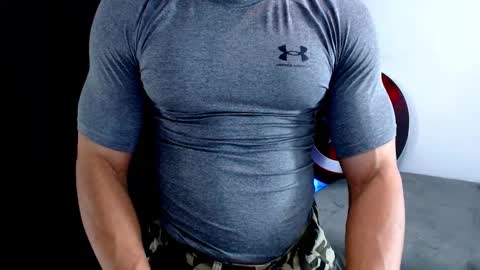 Instagram miguelangel1802  online show from February 3, 4:43 am