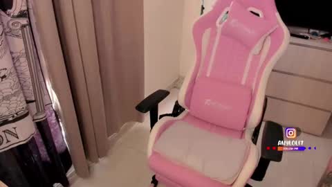   Independent model  online show from December 4, 4:28 pm