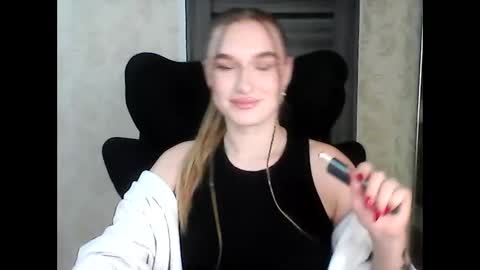 AnyaSmack online show from December 4, 7:02 pm