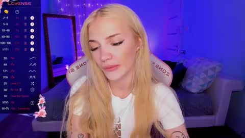Snapshot of anyataylorr chatting on October 22, 2:37 am Anya online show from October 22, 2:37 am