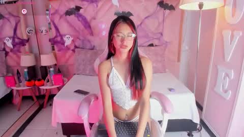 Aria Jones online show from October 27, 1:00 pm