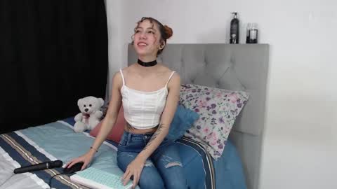 Snapshot of aribunnie chatting on December 5, 8:38 am Ari Bunnie  online show from December 5, 8:38 am